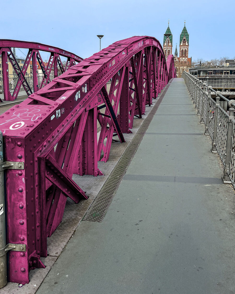 Blaue Brücke in Freiburg ist jetzt pink
