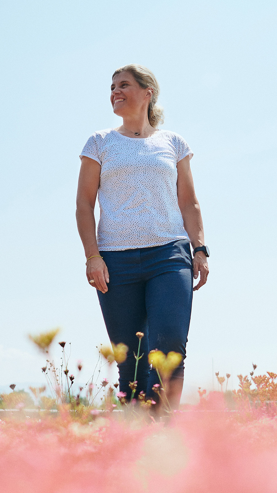 Andrea Wolf auf einer Blumenwiese – Kommunikationsdesignerin und Inhaberin der Agentur Frau Wolf in Freiburg.