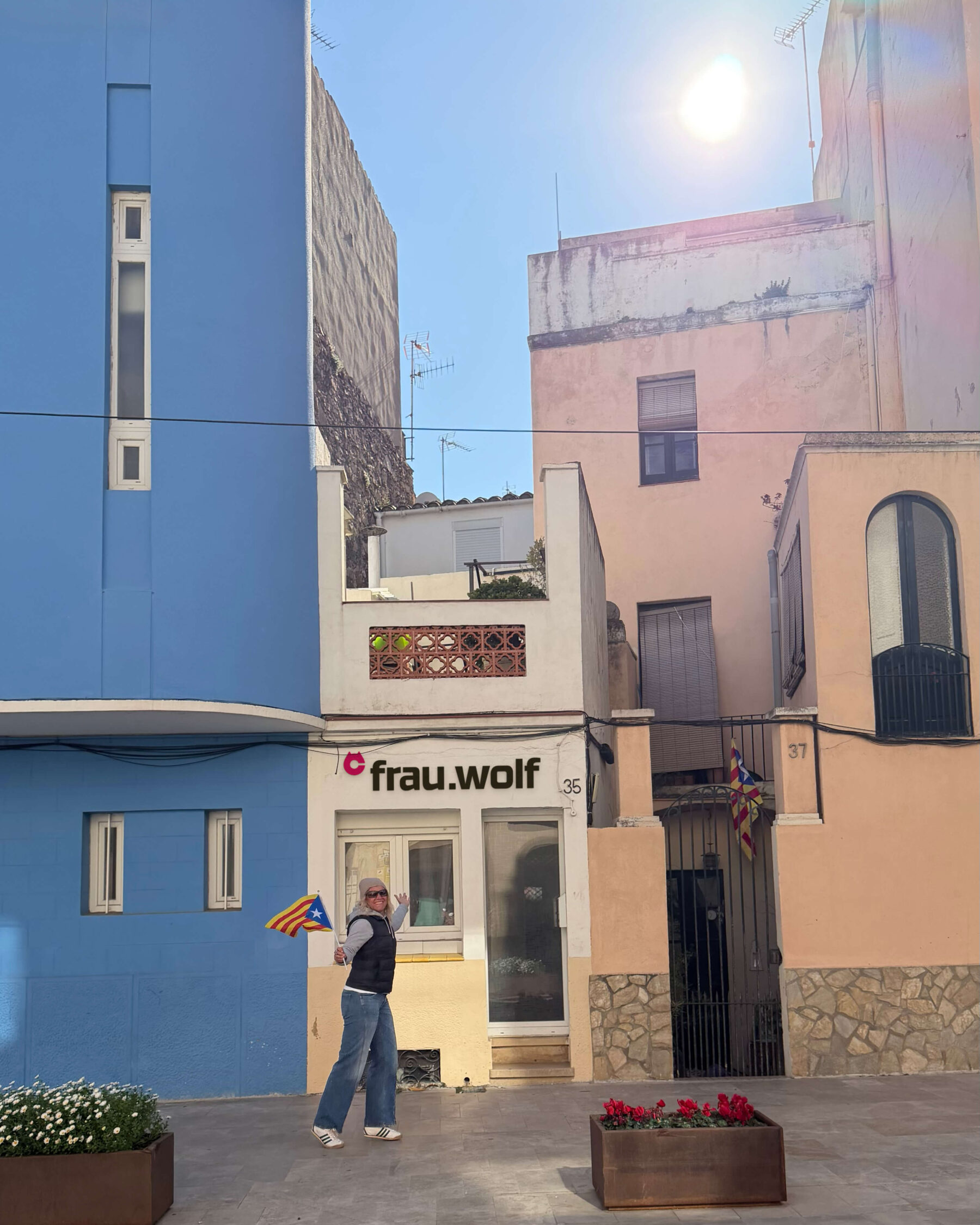 Neuer Arbeitsort, neues Häuschen, Meerblick im Alltag: Frau Wolf startet an der Costa Brava.