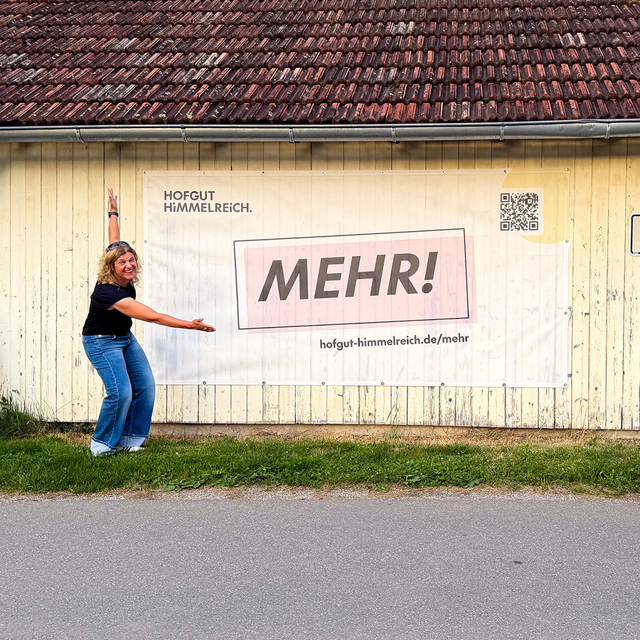präsentiert das „MEHR!“-Banner für das Beteiligungsprojekt des Hofguts Himmelreich.